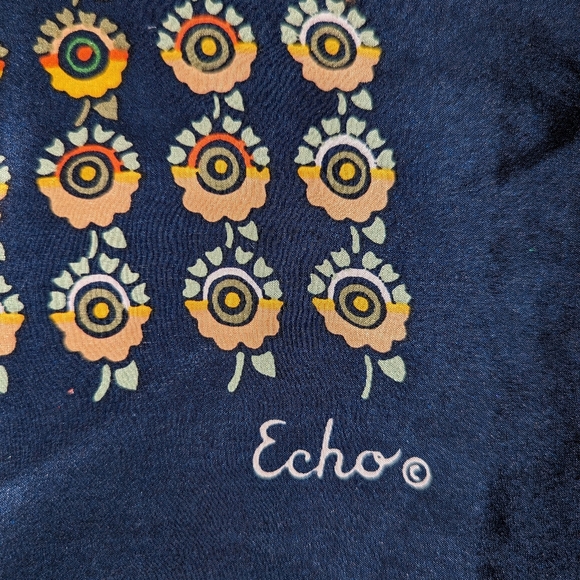 Echo silk scarf. Approx 29-30" square. Geometric design - Picture 5 of 10